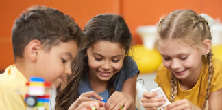 enfant avec jouets mixtes