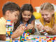 enfant avec jouets mixtes