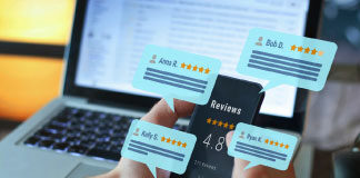 ordinateur et smartphones avec des avis clients sur une page e-commerce
