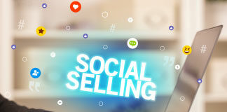ordinateur avec des emojis réseaux sociaux et du texte "social selling" pour imager le certificat d'influence commerciale responsable